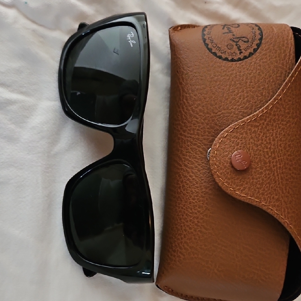Ray-Ban Classic Black Sunglasses with Tan Case